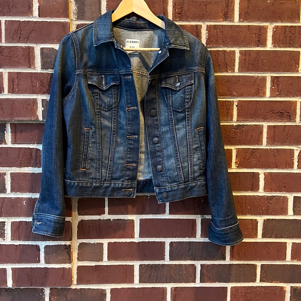Old navy classic women’s jean jacket with 2 front and 2 chest pockets